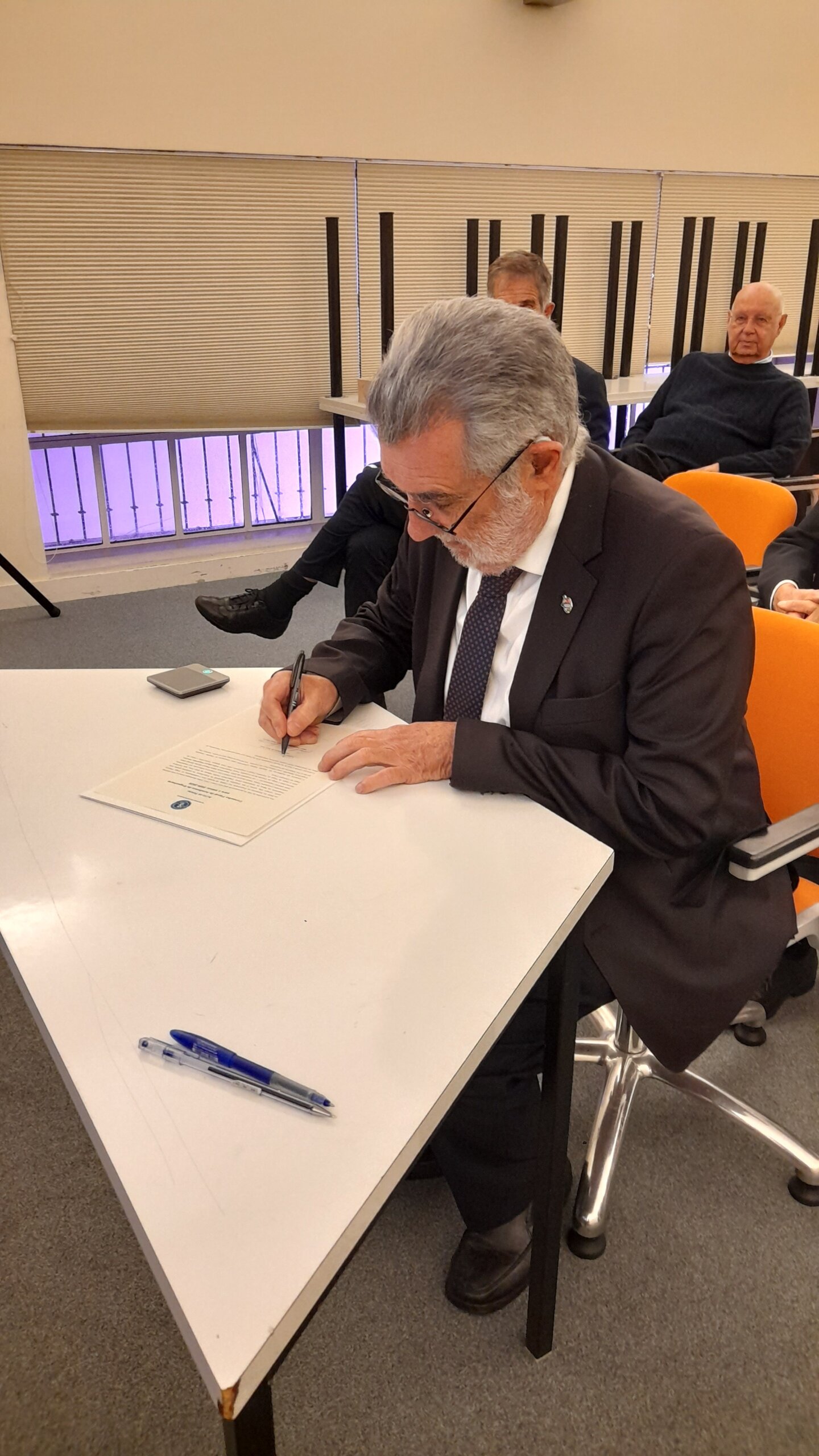 Assinatura do Auto de Posse pelo Presidente da Mesa da Assembleia Geral